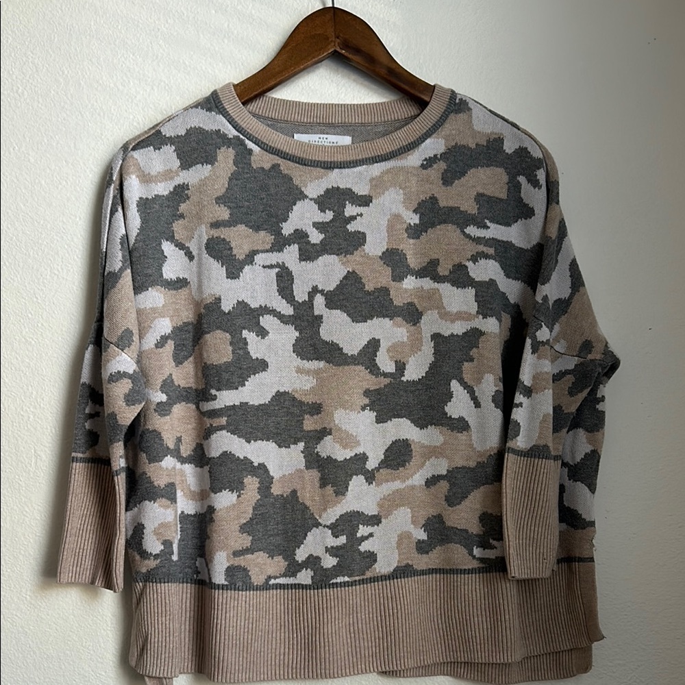 Quarter sleeve, light weight, light camo sweater. Size small